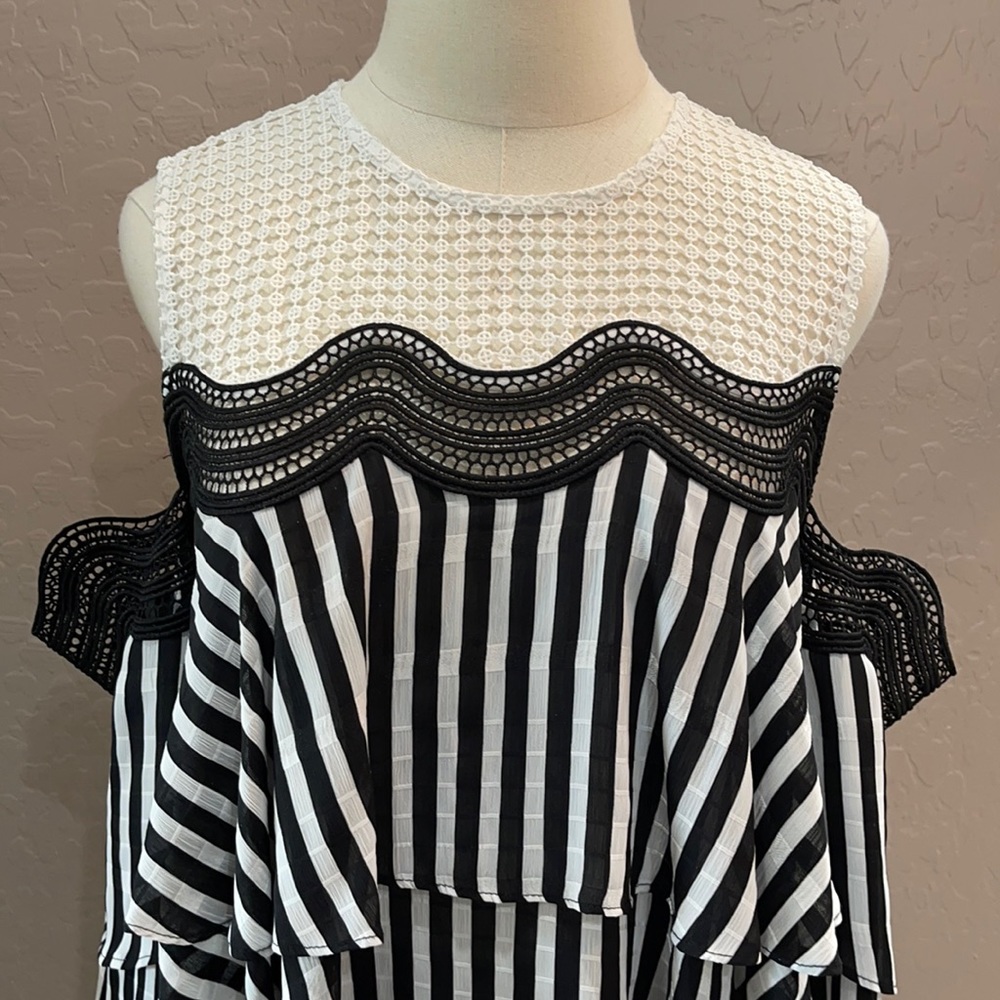 Gracia Lace detail cold shoulder top - Picture 2 of 6